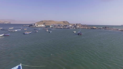 acércate con un dron de un mar lleno de barcos de pesca flotando durante el día
