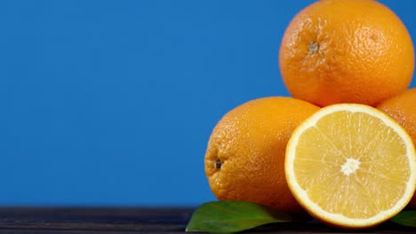 las naranjas maduras con hojas giran lentamente.