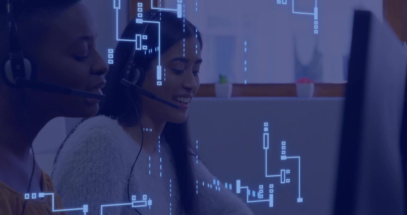 Kundeservicemedarbejdere der arbejder ved computere på kontor