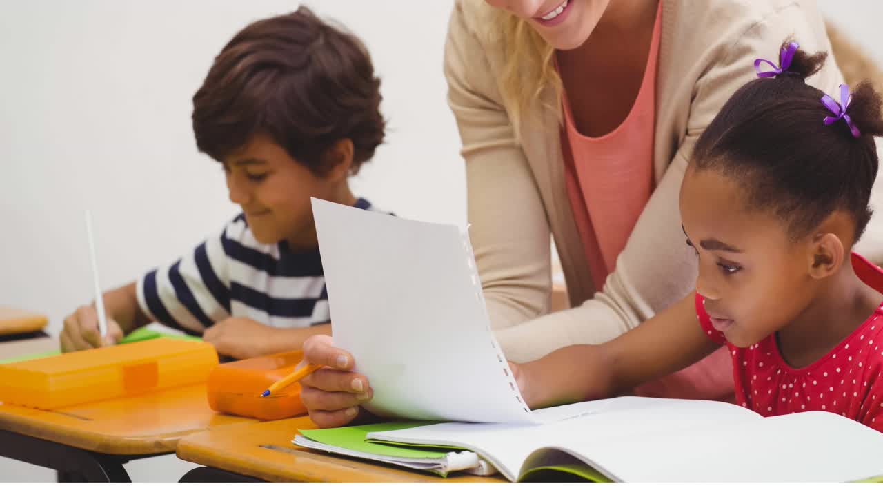 Professionisti che utilizzano un computer portatile e studiano in un'aula informatica.