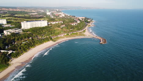 Luxusresorts-Bauen-An-Der-Tropischen-Küste-In-Südvietnam,-Während-Die-Wellen-Friedlich-Am-Sandstrand-In-Mui-Ne-Vietnam-Rollen