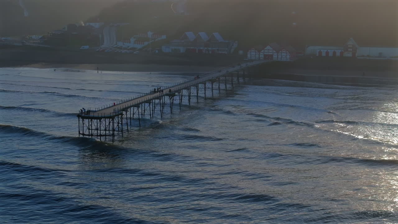 영국 상류의 솔트번-바이-더-시 피어 (saltburn-by-the-sea pier) 의 드론 촬영