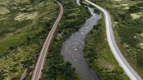 Bahngleise-Neben-Dem-Fluss-Auf-Der-Bergdrohne