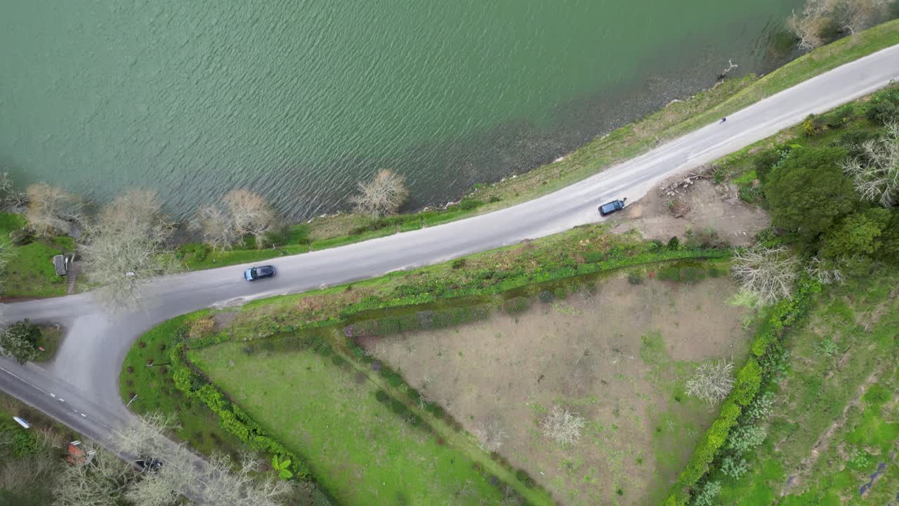 vista aérea de una carretera junto a un lago