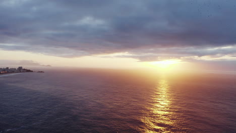 Luftaufnahme-Des-Sonnenuntergangs-Und-Der-Küste-Von-Copacabana,-Brasilien