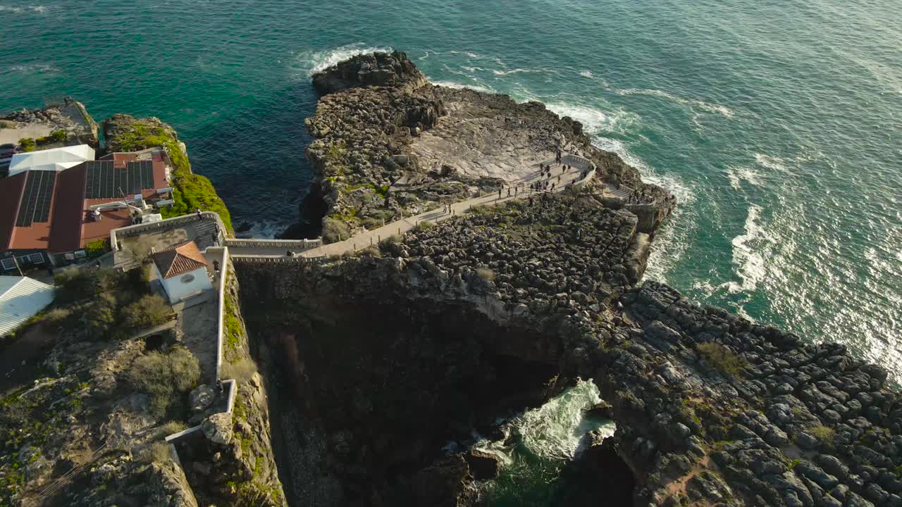 Ripresa aerea di Boca do Inferno vicino a Cascais, con potenti onde dell'Atlantico che si infrangono su spettacolari scogliere rocciose e un punto panoramico