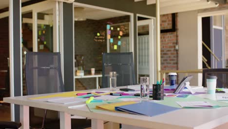 Busy-casual-meeting-table-and-chairs-in-creative-office,-slow-motion