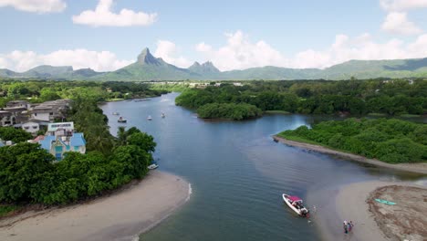 Pasamontañas,-Mauricio,-Con-Barcos-Y-Un-Paisaje-Exuberante,-Escena-Natural-Vibrante,-Vista-Aérea