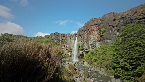 Hermosa-Cascada-Taranaki-Cayendo-Desde-Un-Acantilado-Volcánico-En-Un-Día-Soleado