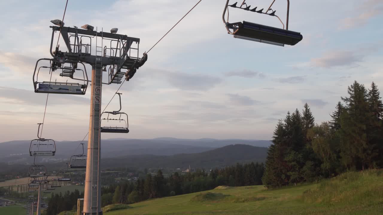 teleférico fechado no verão, tiro de ângulo baixo com panorama