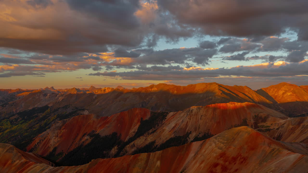 el lapso de tiempo, las nubes se mueven sobre el paisaje de red mountain pass, colorado, estados unidos.
