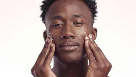 hombre aplicando crema facial