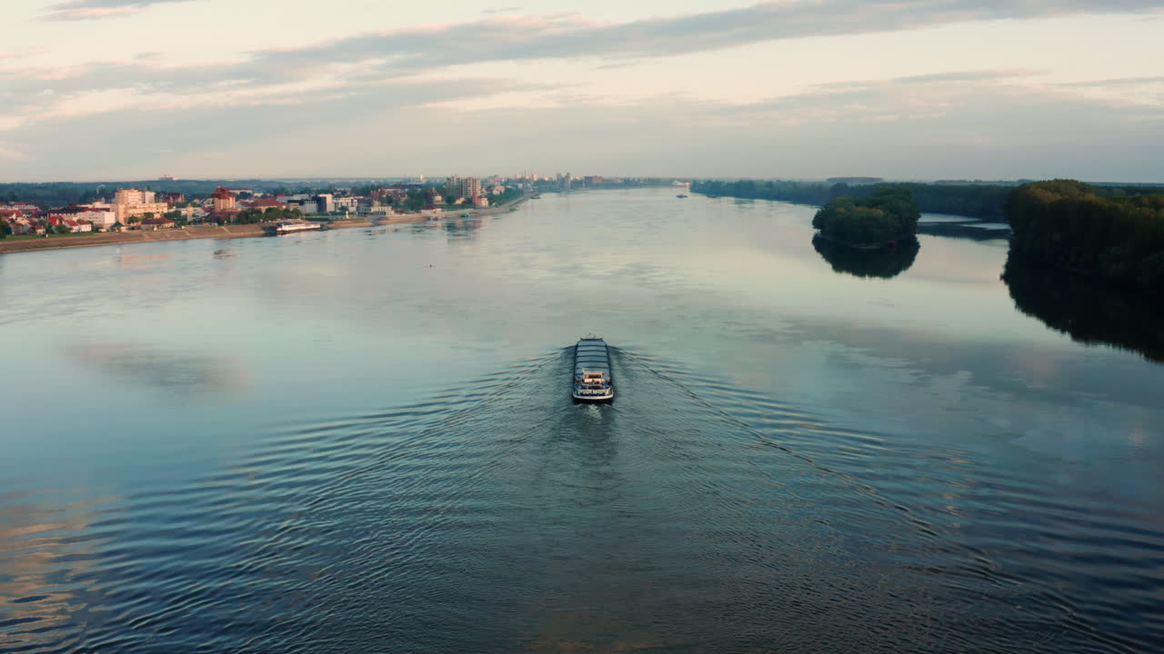 Una nave da carico naviga sul famoso fiume Danubio in Croazia all'alba