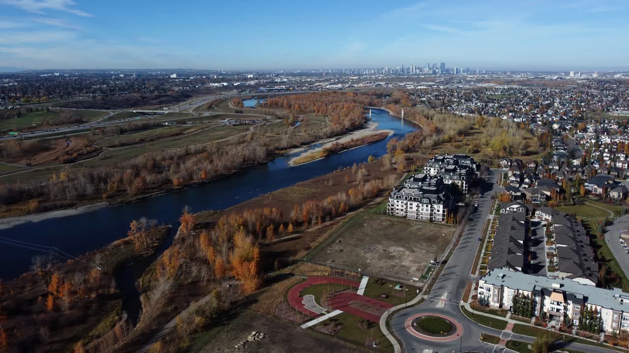 fotografía aérea del río bow con árboles de otoño naranja y el centro de calgary en el fondo