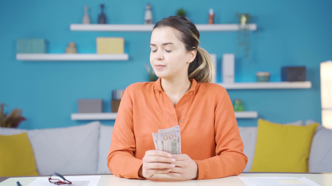 사려 깊은 젊은 여성.