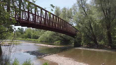 Panorámica-Debajo-Del-Paso-Subterráneo-De-Un-Puente---ángulo-Alternativo