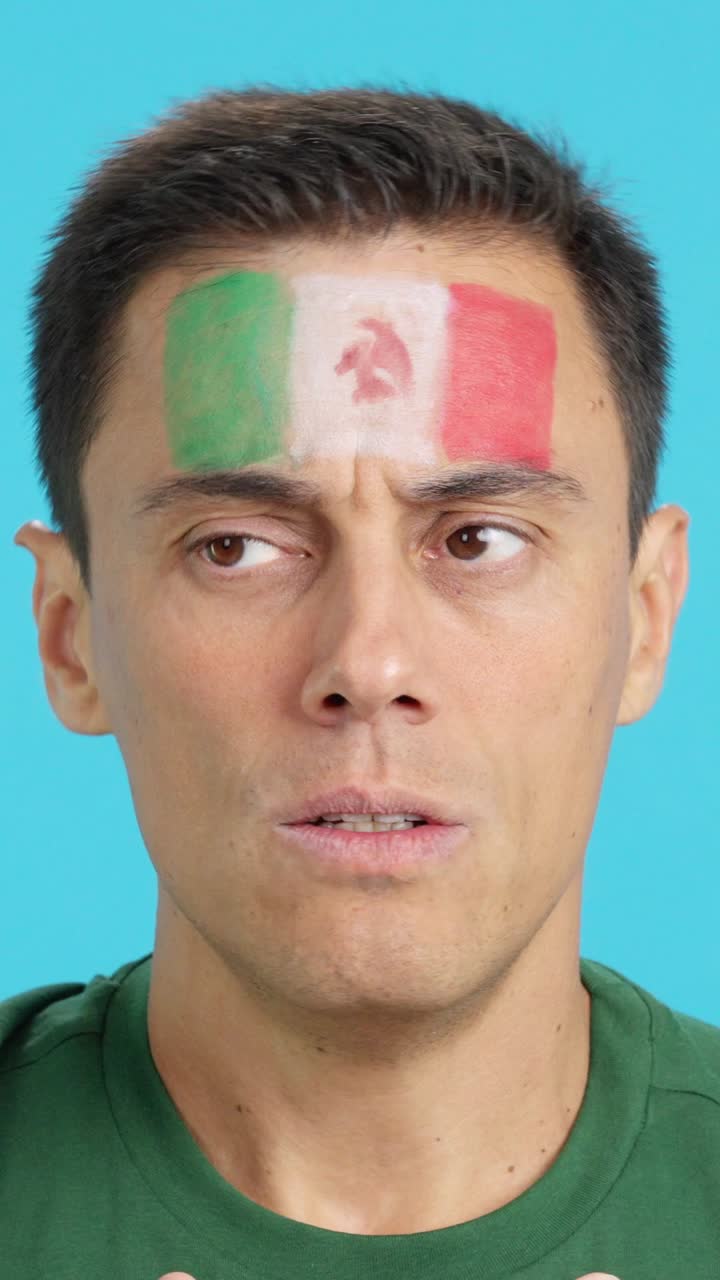 Uomo molto nervoso che supporta la squadra messicana durante una partita difficile