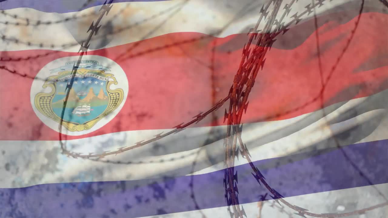 alambre de púas contra la bandera de costa rica