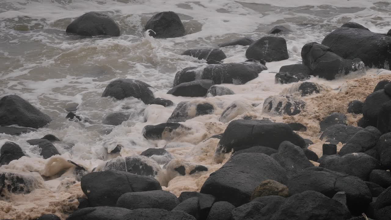 버리 헤즈, 골드 코스트 (burleigh heads, gold coast) - 2024년 1월 2일 - 골드코스트에 있는 버리 헤드 (burley heads) 에서 비, 거친 바다 파도 및 폭풍에 의한 바다 어리.