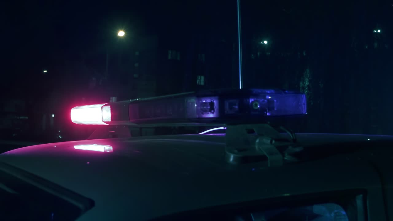 Gyrophares de police sur le toit.