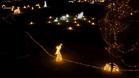 una antena inclinada hacia arriba revela imágenes de un parque transformado en un mágico país de las maravillas de invierno con innumerables luces de navidad brillantes