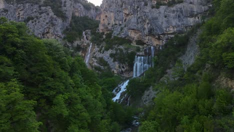 Vista-Aérea-De-Las-Cascadas-Cerca-Del-Pueblo-De-Progonat,-Cañón-De-Nivica:-Un-Espectáculo-Natural-Impresionante.