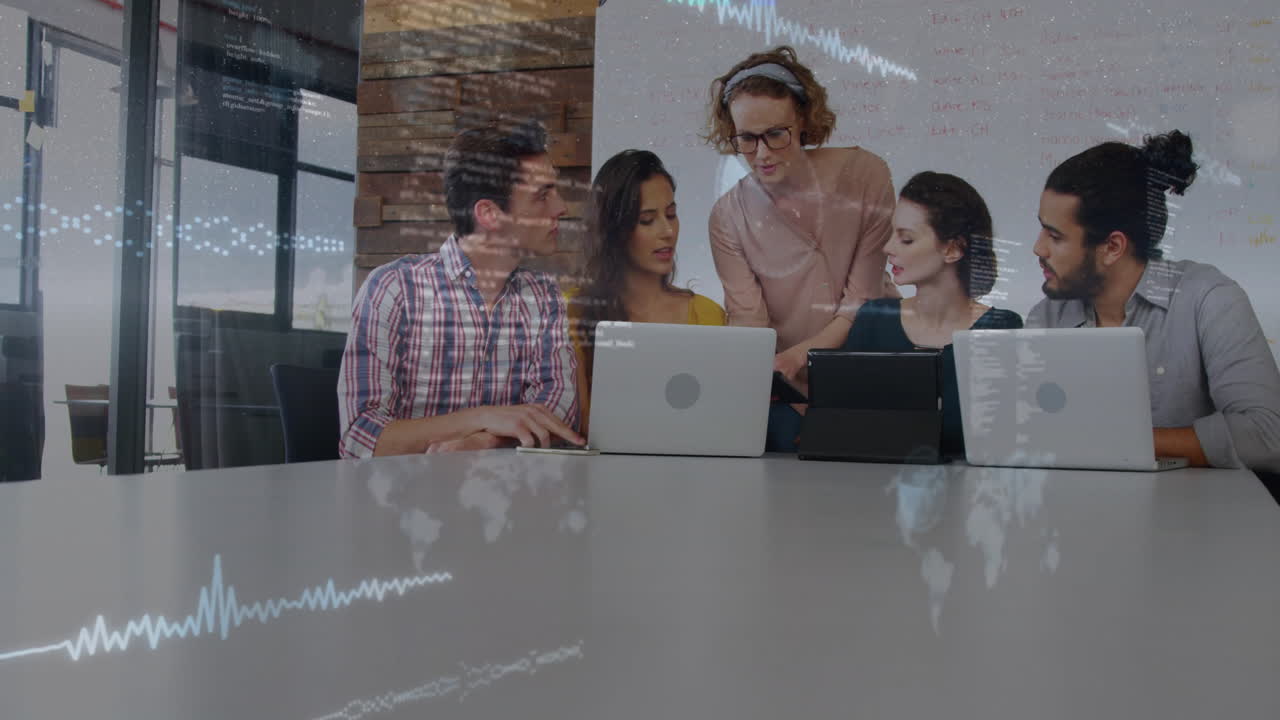 animación de análisis de datos en diversos equipos que colaboran con computadoras portátiles en la oficina