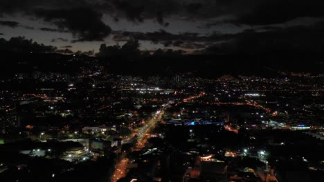 vista aérea nocturna de medellín, colombia