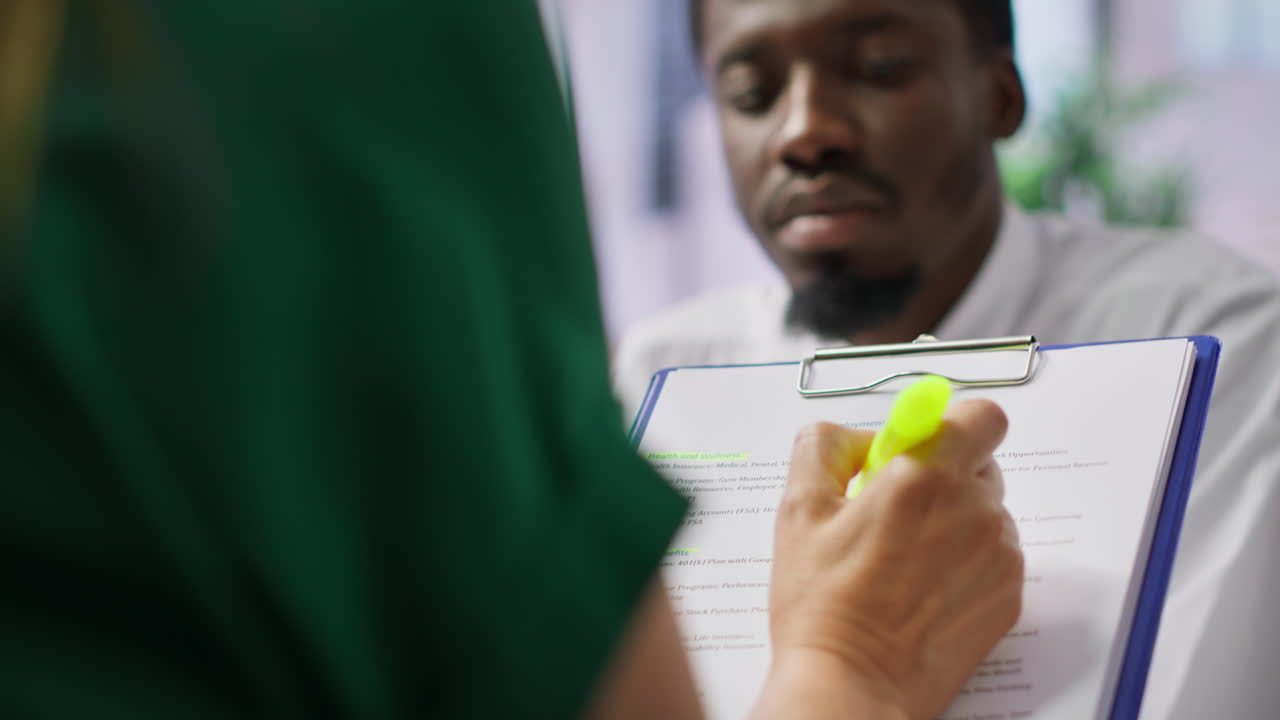 hr reclutadores y solicitante leyendo los términos del contrato de trabajo