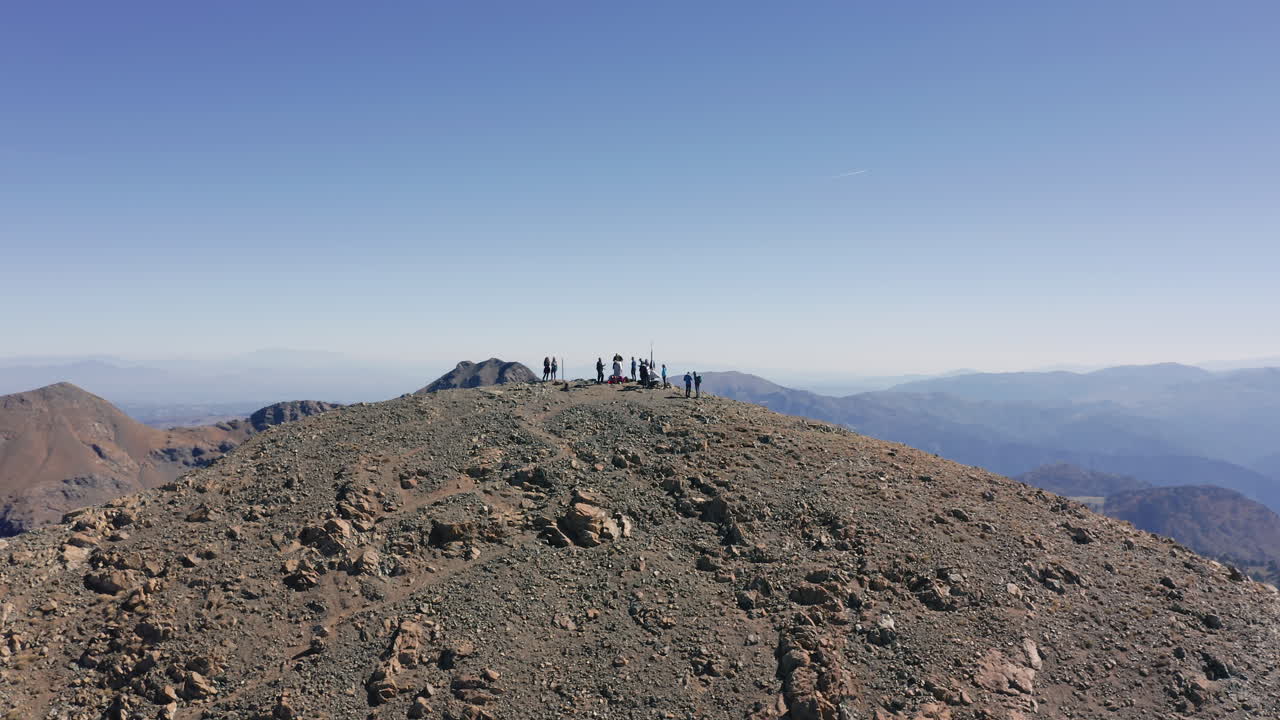 Veduta aerea con drone di un gruppo di escursionisti che raggiungono la vetta del Monte Smolikas, Epiro, Grecia, concetto di successo.