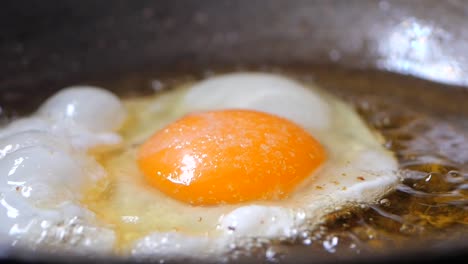 huevo frito en una sartén