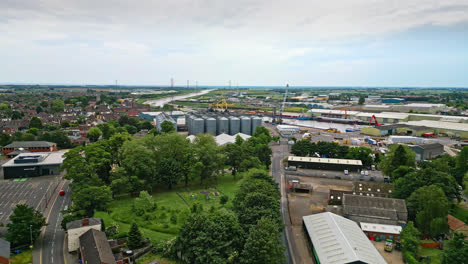 Impresionantes-Imágenes-Aéreas-De-Drones-Muestran-Boston,-Lincolnshire:-Puerto,-Barcos,-Iglesia-De-Saint-Botolph,-Puente-De-Saint-Botolph