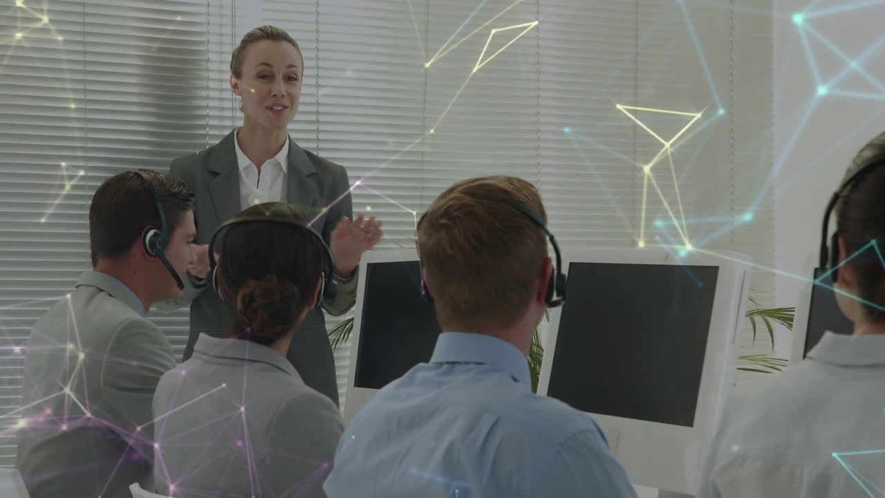 animación de redes de conexiones a través de personas de negocios que usan auriculares telefónicos