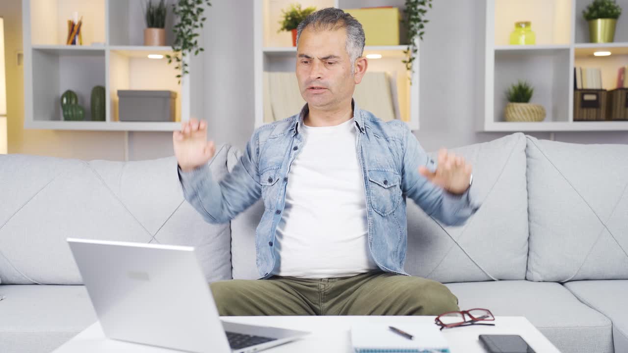 노트북에서 일하는 집중된 남자.