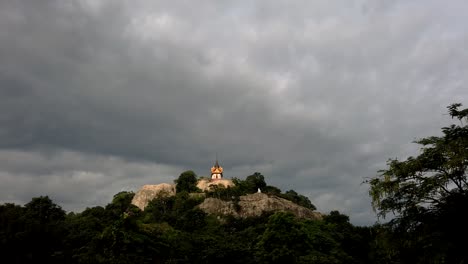 Wat-Phra-Phutthachai-Es-Un-Destino-Turístico-Para-Extranjeros-Y-Ciudadanos-Tailandeses-Que-Buscan-Bendiciones