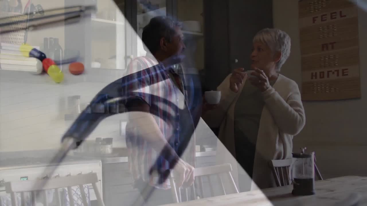 estetoscopio y jeringa girando contra una pareja afroamericana bebiendo café juntos en casa