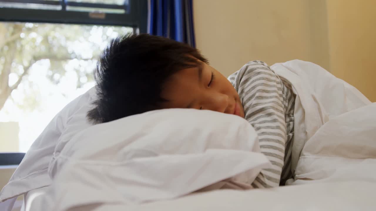 침대 방 4k 의 침대 에 자고 있는 소년