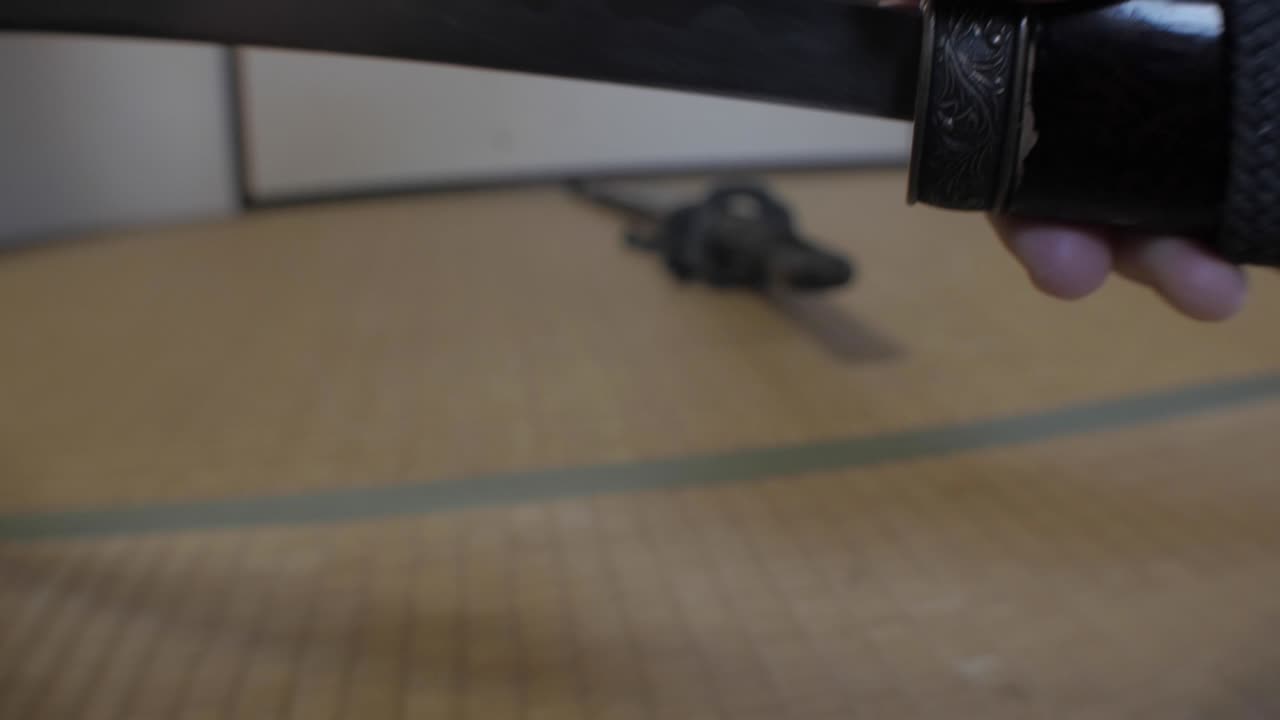 Samurajské meče tasené na tatami
