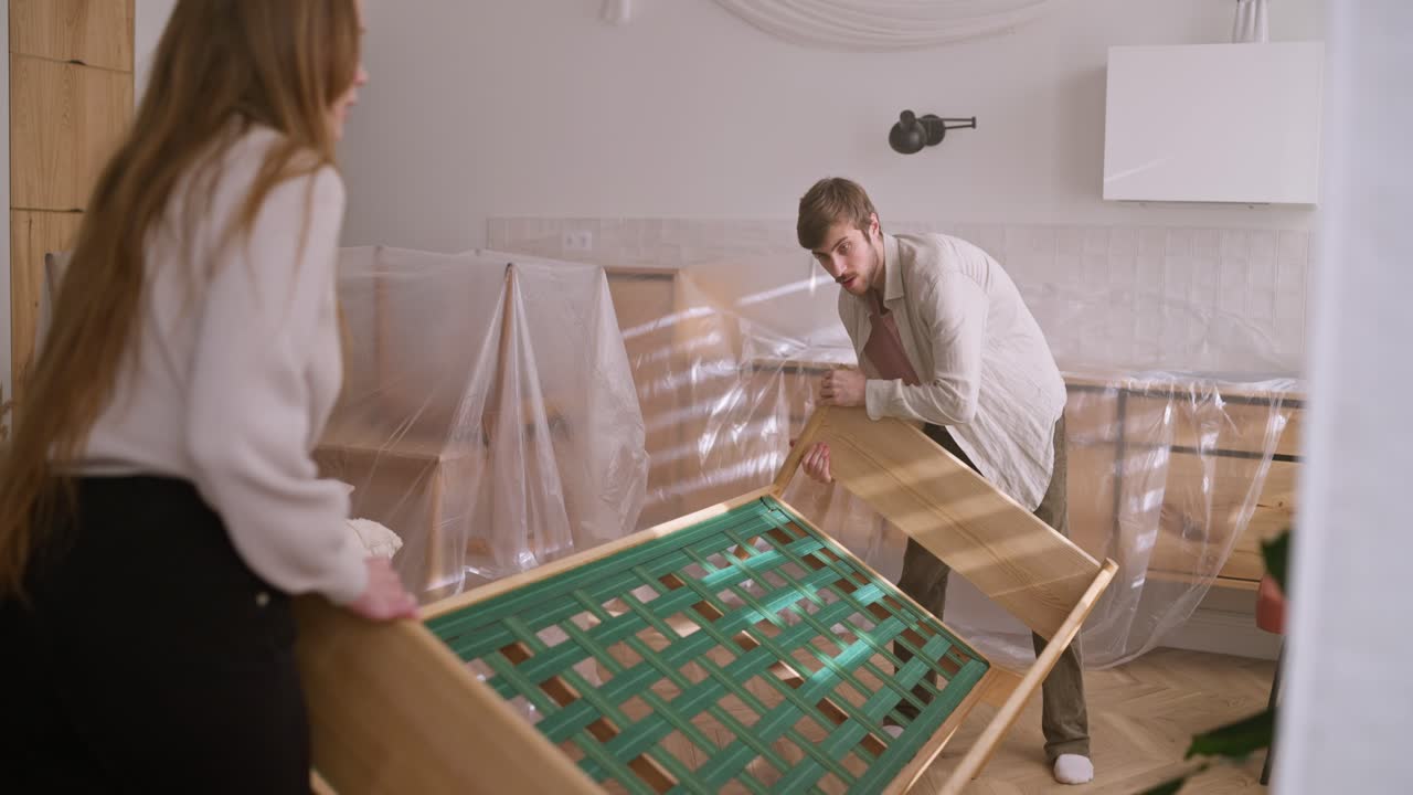 집 을 리모델링 하는 동안 침대 를 조립 하는 부부