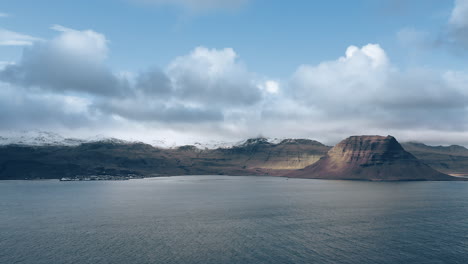 Imágenes-De-Drones-Sobre-El-Océano-Mirando-La-Costa-De-Islandia