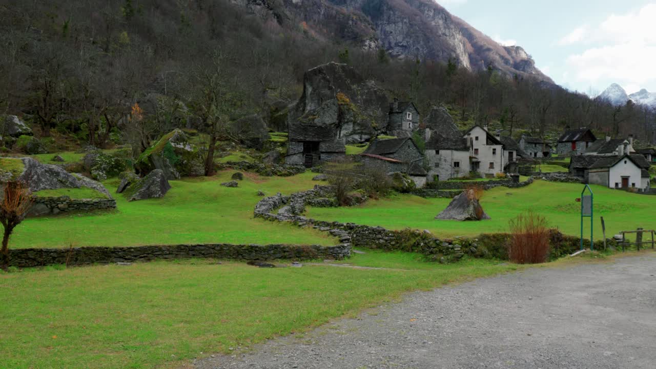 drone panorámica de la izquierda a la derecha del marco en el pueblo de cavergno, en el distrito de vallemaggia, cantón de ticino, en suiza