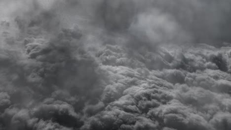 Zeitraffer,-Cumulonimbus-Und-Gewitter-Schmücken-Den-Dunklen-Himmel