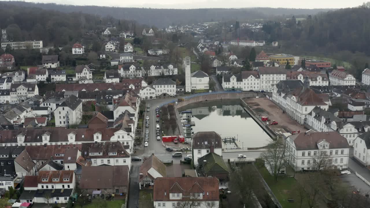 la ciudad balneario barroca bad karlshafen ubicada en el weser cerca de holzminden y höxter en el norte de hesse, alemania