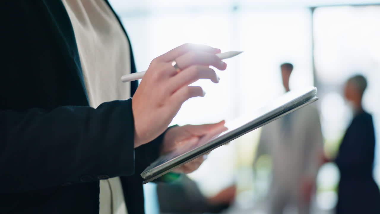 Donna che usa un tablet in un ufficio