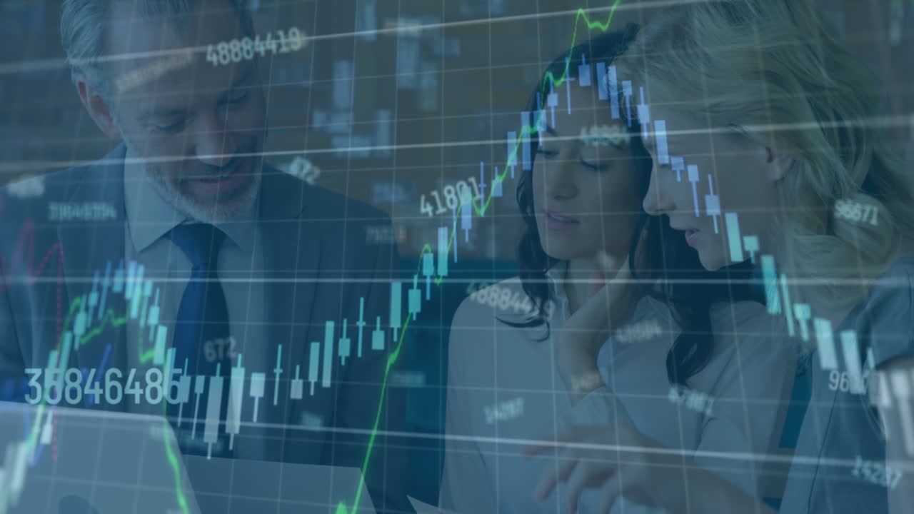 animación del procesamiento de datos financieros contra un grupo de empresarios diversos discutiendo en la oficina