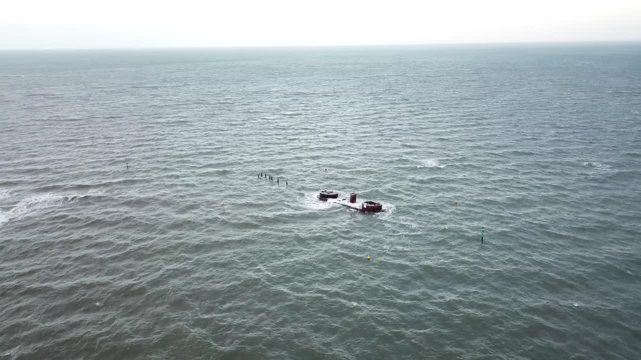 무인 항공기 공중 바다 위에 멜버른 물결 모양의 바람이 센 흐린 느린 팬 선박 난파선