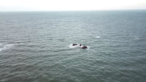 Dron-Aéreo-Sobre-El-Océano-Melbourne-Ondulado-Ventoso-Nublado-Lento-Pan-Barco-Naufragio