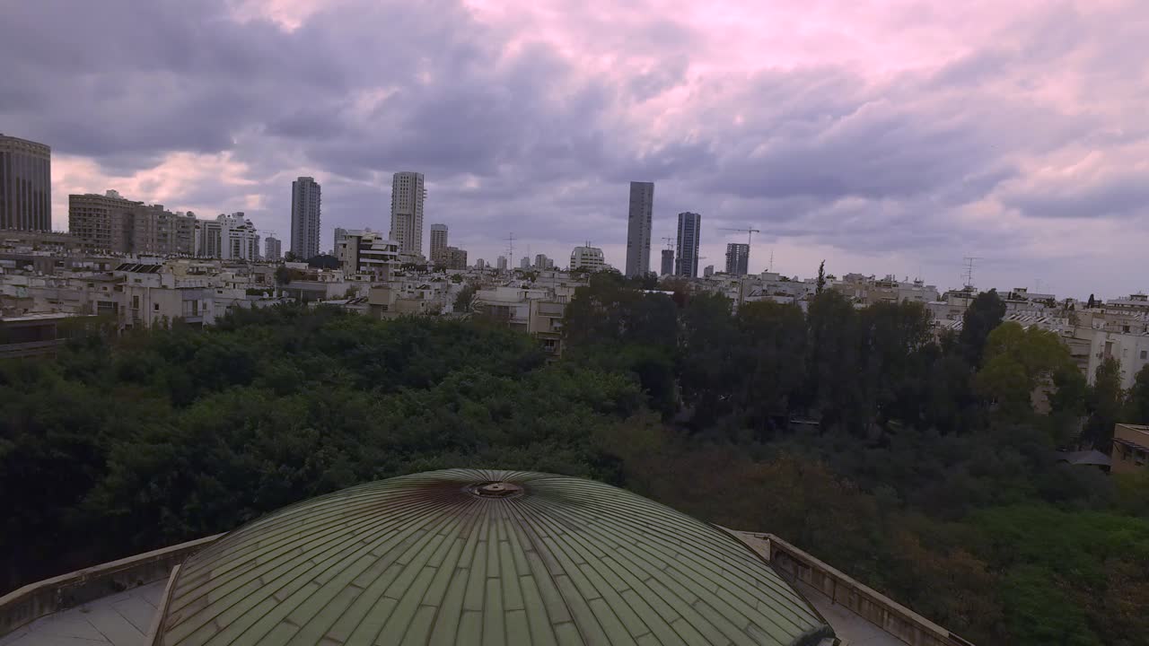 Volo sopra la città di Tel Aviv in inverno, Israele