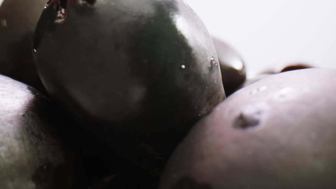 Olive verdi rotonde sottaceto dalla Grecia come sfondo, vista dall'alto. Filmato 4k di alta qualità.