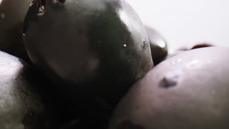 aceitunas verdes redondas en vinagre de grecia como fondo, vista de arriba. imágenes de alta calidad en 4k